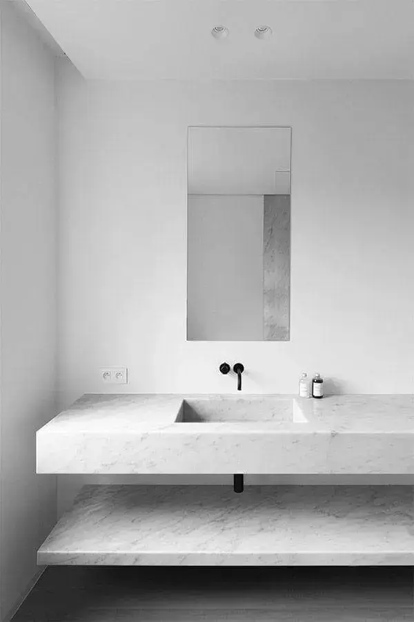 Decoração minimalista com bancada de mármore para banheiro branco Decoração minimalista com bancada de mármore para banheiro branco