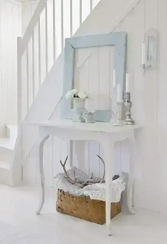Decoração simples com aparador de madeira branco com design vintage