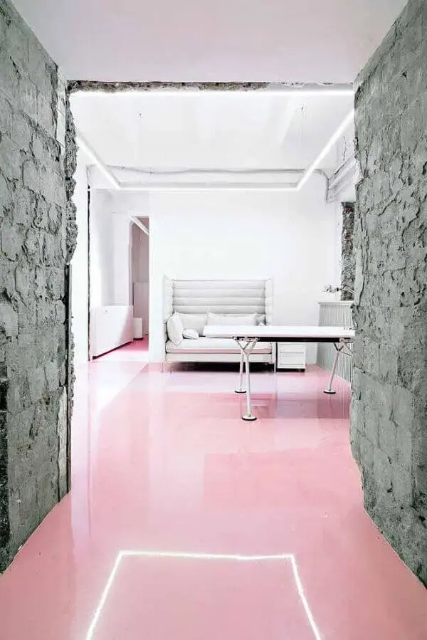 O piso colorido em porcelanato líquido garante uma cobertura uniformizada O piso colorido em porcelanato líquido garante uma cobertura uniformizada