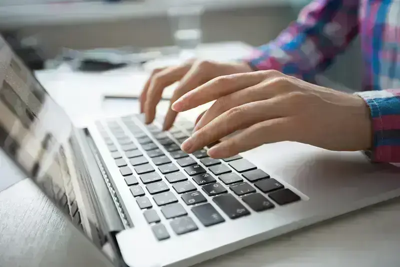Para decorar sua casa gastando pouco utilize a internet a seu favor e faça uma boa lista de itens que você precisa comprar. Fonte: Freepik Para decorar sua casa gastando pouco utilize a internet a seu favor e faça uma boa lista de itens que você precisa comprar. Fonte: Freepik