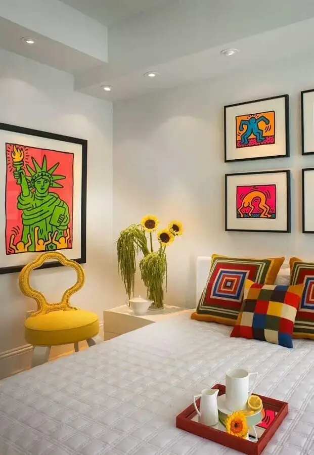 almofadas e quadros coloridos para decoração para quarto de mulher branco almofadas e quadros coloridos para decoração para quarto de mulher branco Foto Pinterest