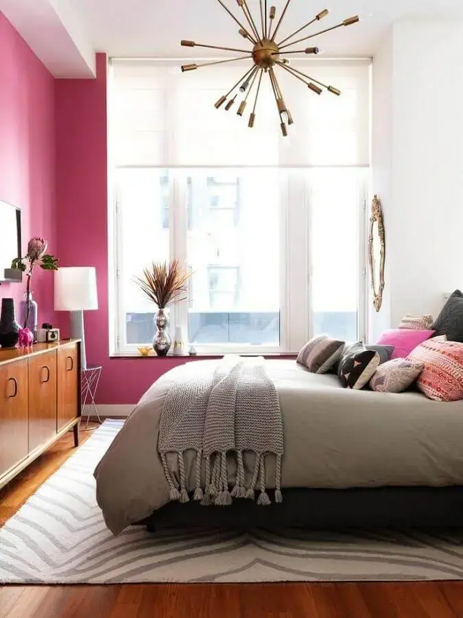 almofadas para decoração de quarto de mulher com parede cor de rosa almofadas para decoração de quarto de mulher com parede cor de rosa Foto Brit+Co