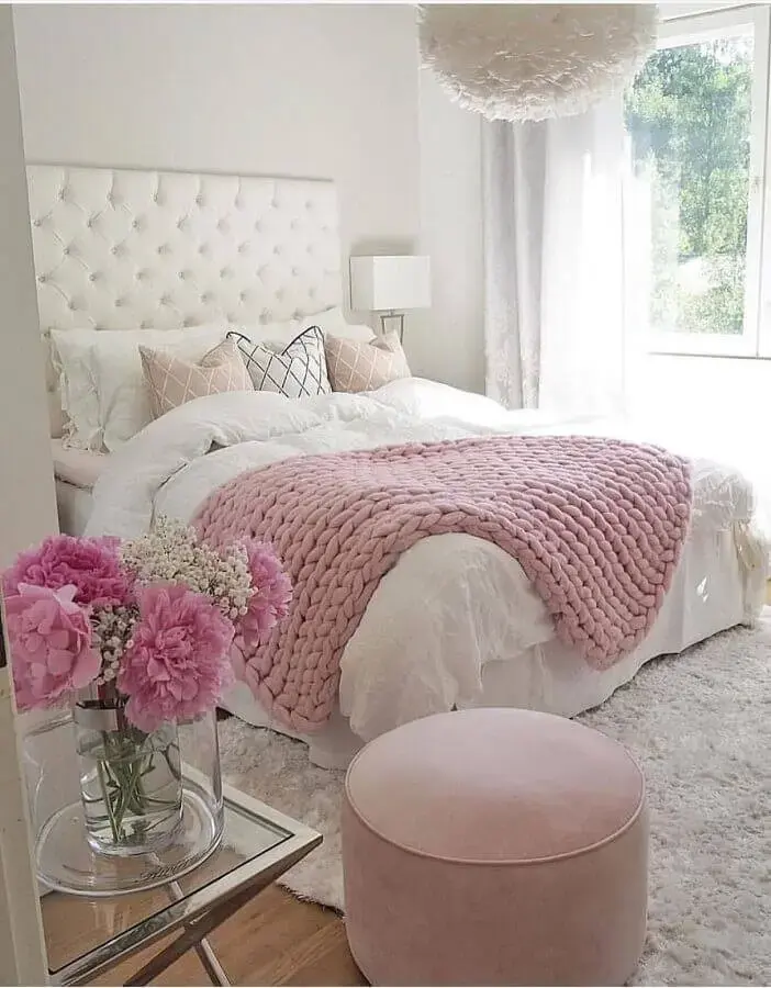 cabeceira capitonê para decoração de quarto de mulher branco e rosa cabeceira capitonê para decoração de quarto de mulher branco e rosa Foto Amy Stebbins Couture