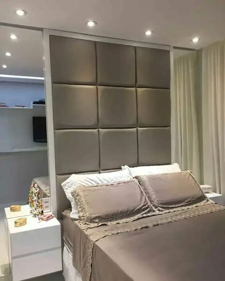 cabeceira estofada até o teto para decoração de quarto de mulher cinza e branco cabeceira estofada até o teto para decoração de quarto de mulher cinza e branco Foto Ducale Arquitetura