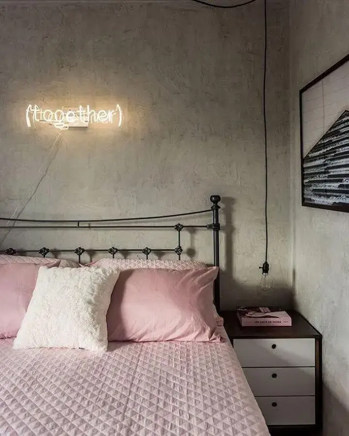 cama de ferro para decoração de quarto de mulher com parede de cimento queimado cama de ferro para decoração de quarto de mulher com parede de cimento queimado Foto Apartamento 33