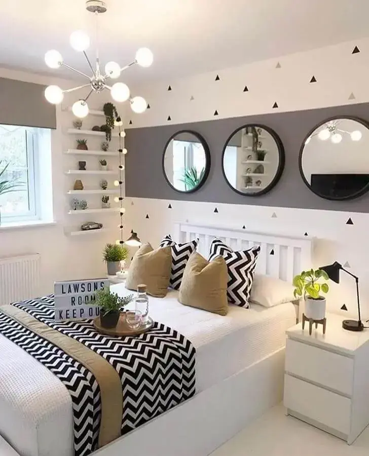 decoração de quarto de mulher cinza e branco com espelhos redondos decoração de quarto de mulher cinza e branco com espelhos redondos Foto Oppa Design