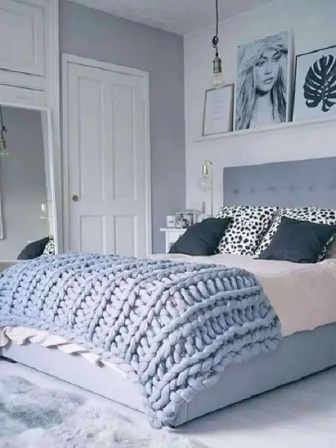 decoração de quarto de mulher cinza e branco com prateleiras para quadros decoração de quarto de mulher cinza e branco com prateleiras para quadros Foto Pinterest