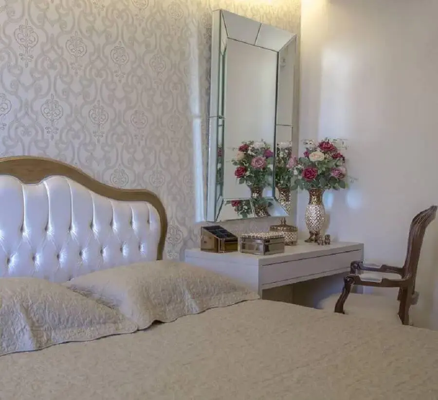 decoração de quarto de mulher com papel de parede clássico e espelho sem moldura decoração de quarto de mulher com papel de parede clássico e espelho sem moldura Foto Monise Mendonça