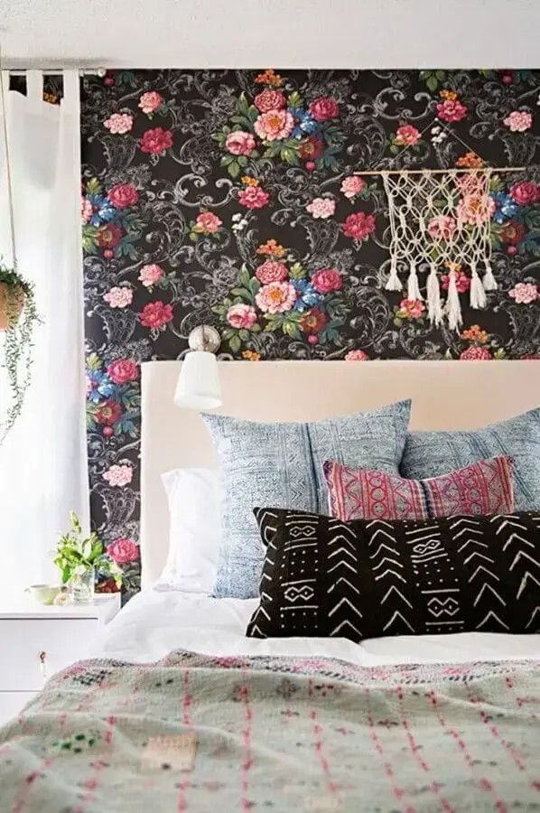 decoração de quarto de mulher com papel de parede floral em fundo preto decoração de quarto de mulher com papel de parede floral em fundo preto Foto Archidea