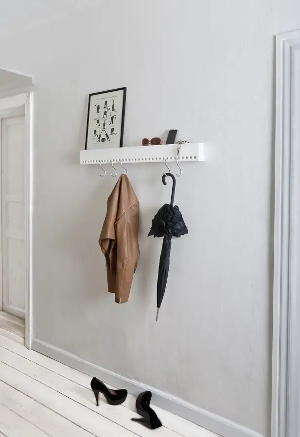 decoração minimalista para corredor com cabideiro de parede decoração minimalista para corredor com cabideiro de parede Foto Cox & Cox