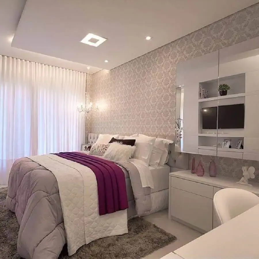 decoração para quarto de mulher com papel de parede clássico decoração para quarto de mulher com papel de parede clássico Foto Machado & Weiss