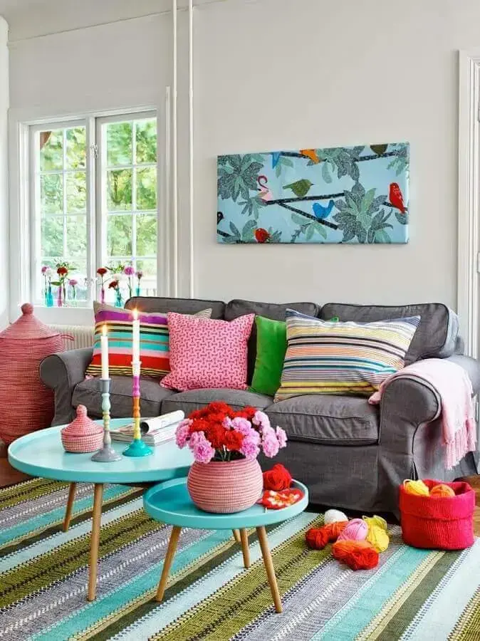 decoração para sala com mesa de centro redonda azul e tapete listrado colorido decoração para sala com mesa de centro redonda azul e tapete listrado colorido Foto Pinterest