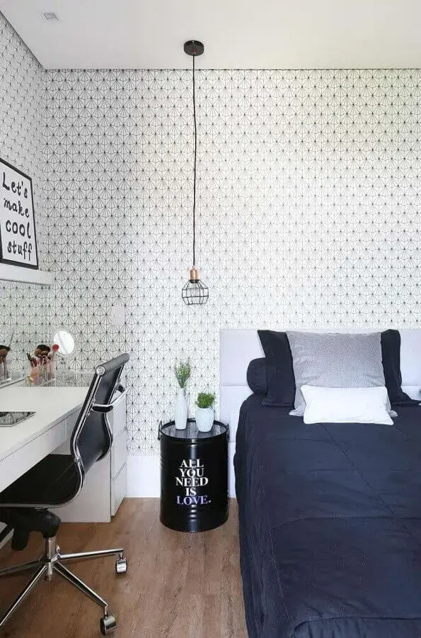 tonel decorativo para quarto de mulher decorado com papel de parede delicado tonel decorativo para quarto de mulher decorado com papel de parede delicado Foto Belluzzo Martinhão
