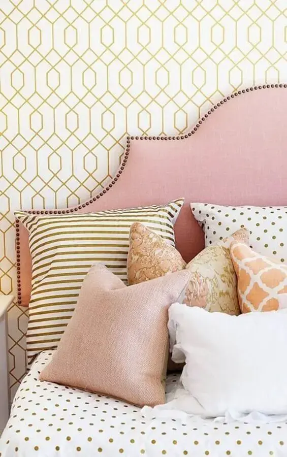 papel de parede delicado para decoração de quarto de mulher com cabeceira rosa estofada papel de parede delicado para decoração de quarto de mulher com cabeceira rosa estofada Foto Style Me Pretty