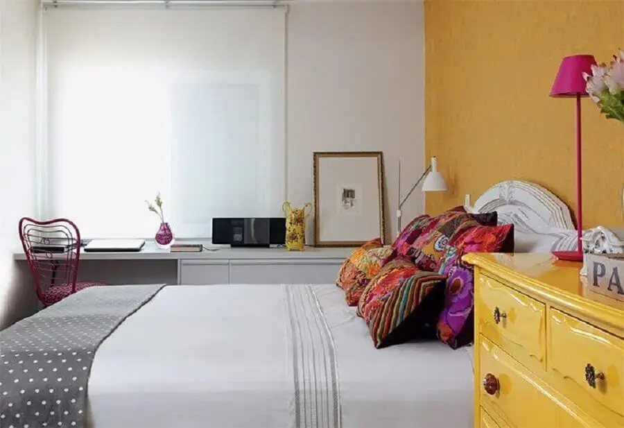 parede amarela para decoração de quarto de mulher pequeno parede amarela para decoração de quarto de mulher pequeno Foto Pinterest