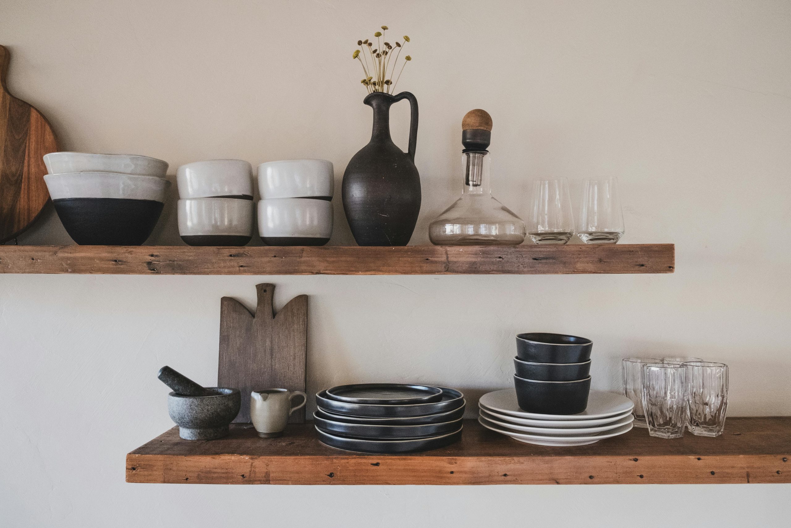 Conheça 7 dicas para usar prateleiras rústicas na sua decoração
