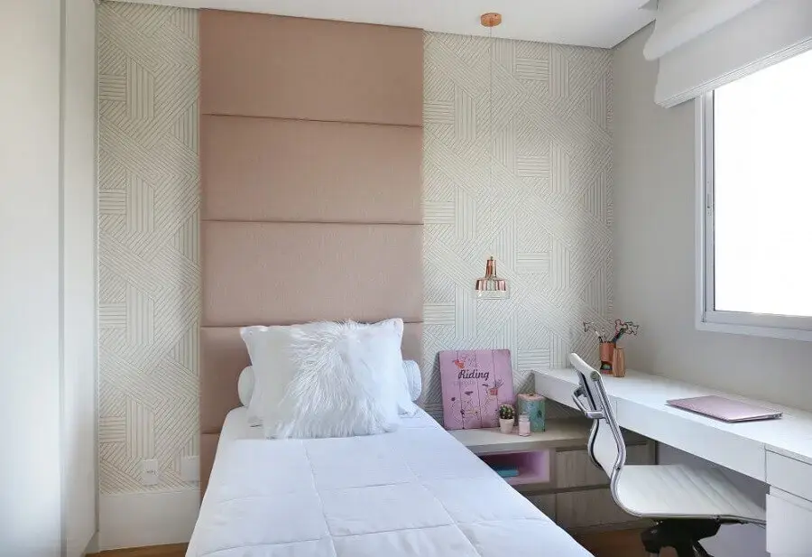 quarto de mulher solteira branco e rosa decorado com cabeceira estofada e papel de parede delicado quarto de mulher solteira branco e rosa decorado com cabeceira estofada e papel de parede delicado Foto Belluzzo Martinhão