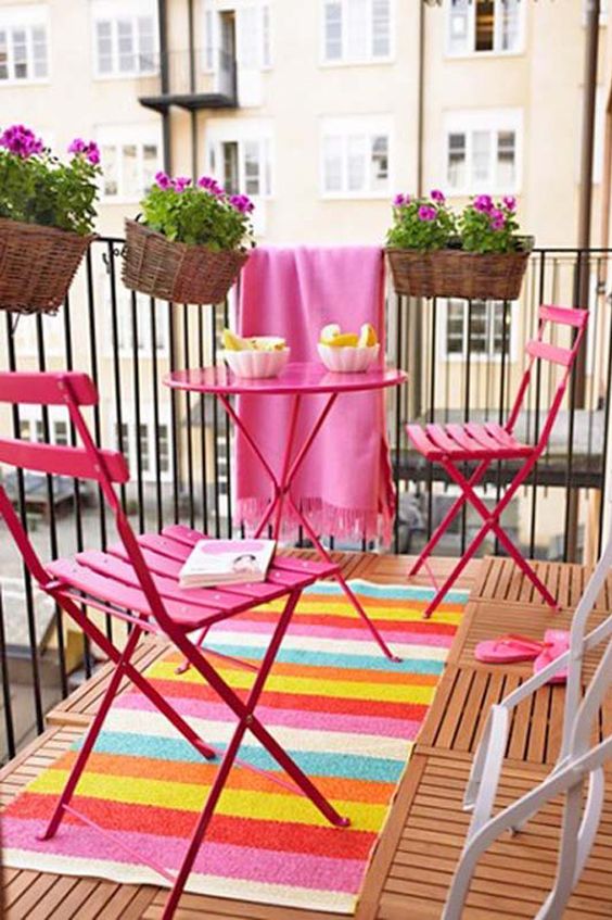 Mesa cor de rosa para sacada colorida e vibrante