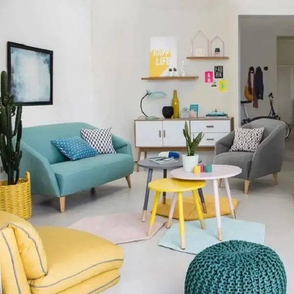 O aparador pé palito branco se harmoniza com a decoração colorida. Fonte: La Redoute Portugal