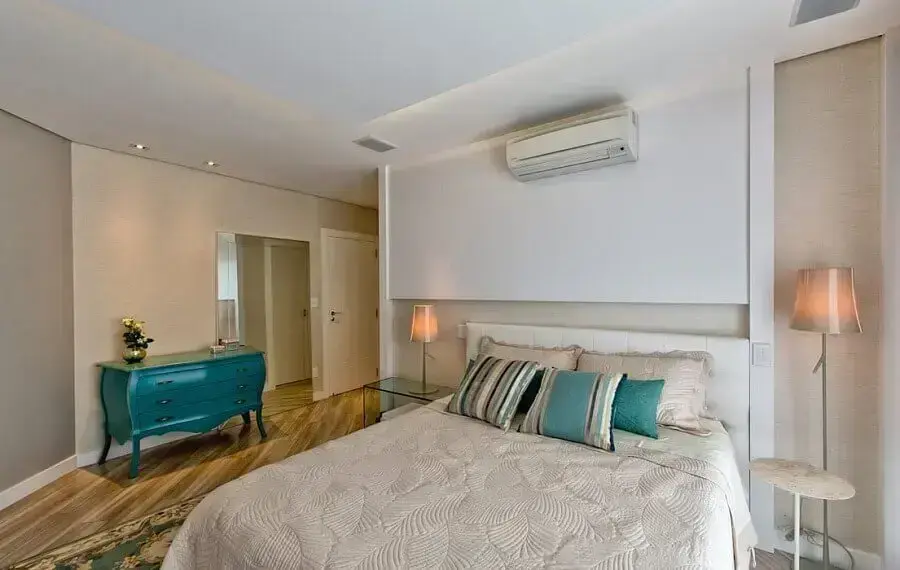 cômoda vintage colorida para decoração de quarto de casal grande Foto Espaço do Traço
