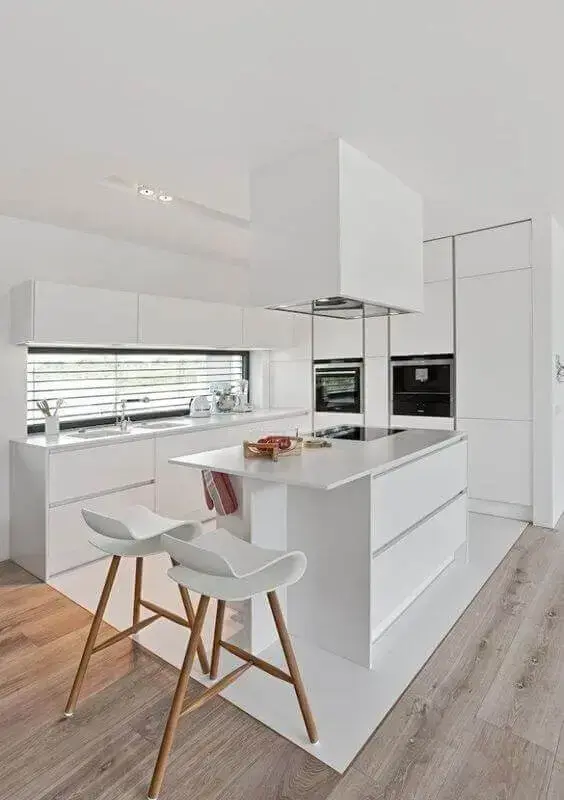 decoração moderna para cozinha minimalista com banqueta branca Foto Decostore