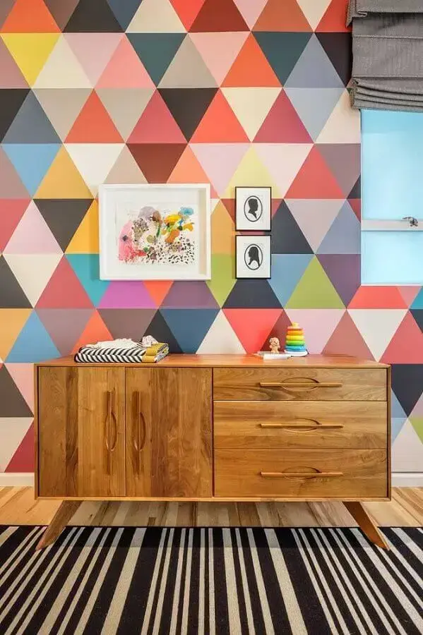 Cômoda de madeira para quarto decorado com papel de parede colorido e tapete listrado Cômoda de madeira para quarto decorado com papel de parede colorido e tapete listrado Foto Upper Terrace Nursery