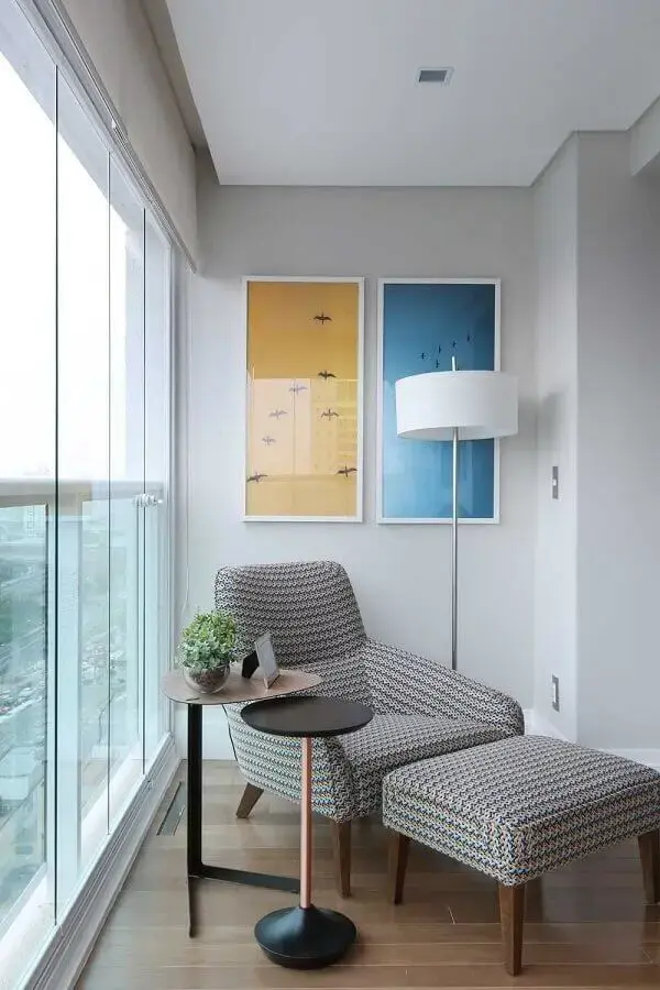 Cantinho de descanso em varanda decorada com poltrona confortável com puff Cantinho de descanso em varanda decorada com poltrona confortável com puff Foto Histórias de Casa