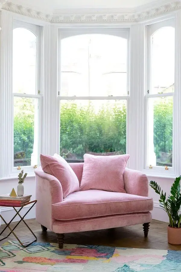 Cantinho de leitura decorado com poltrona confortável rosa Cantinho de leitura decorado com poltrona confortável rosa Foto Fashionismo