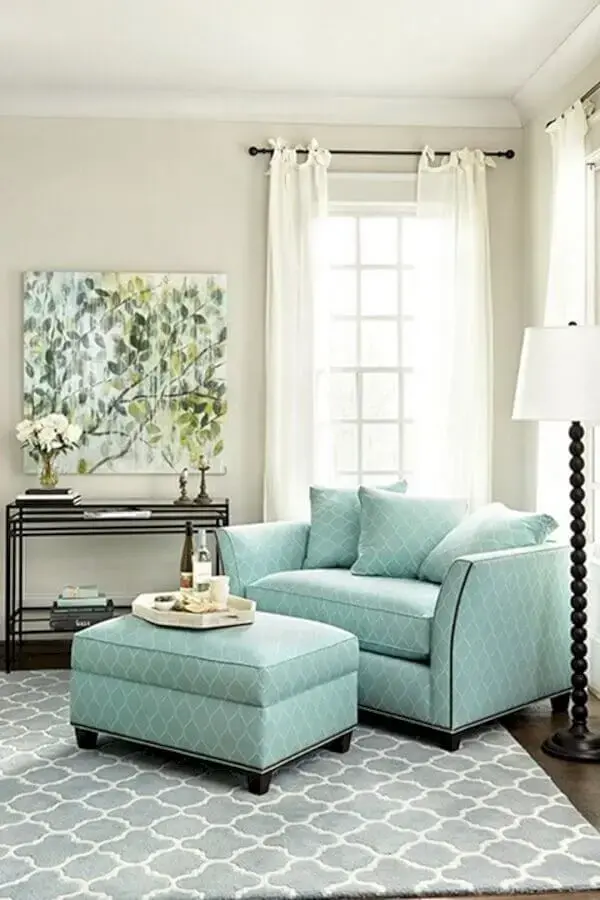 Decoração clássica com abajur de chão e poltrona confortável com puff Decoração clássica com abajur de chão e poltrona confortável com puff Foto Hard Sadness