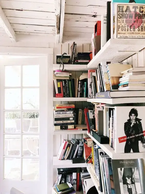 Decoração com estante de canto para livros Decoração com estante de canto para livros