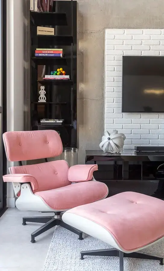 Decoração com parede de cimento queimado e poltrona confortável para sala de TV Decoração com parede de cimento queimado e poltrona confortável para sala de TV Foto Conexão Decor