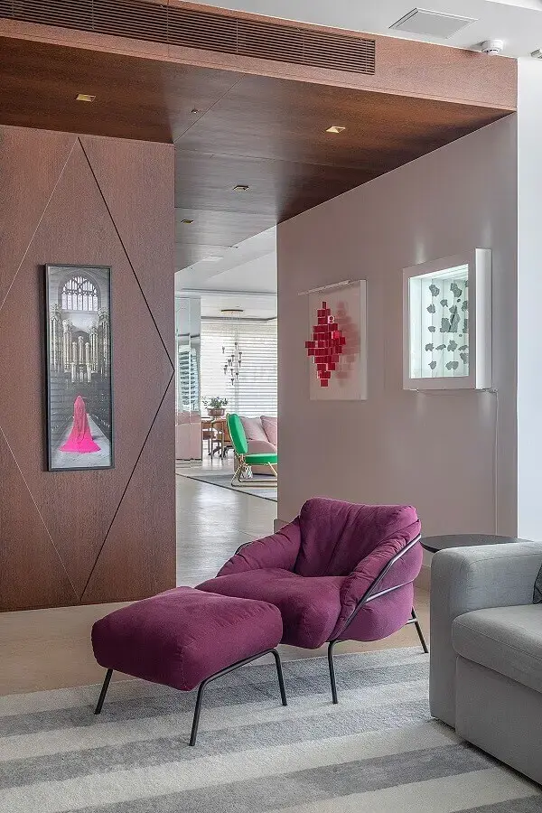 Decoração com poltrona confortável para sala de TV moderna Decoração com poltrona confortável para sala de TV moderna Foto Casa de Valentina