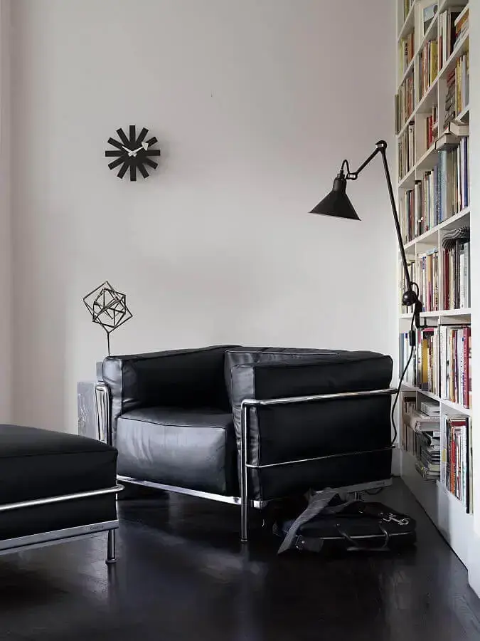 Decoração de cantinho de leitura com poltrona confortável com puff preto Decoração de cantinho de leitura com poltrona confortável com puff preto Foto Pinterest