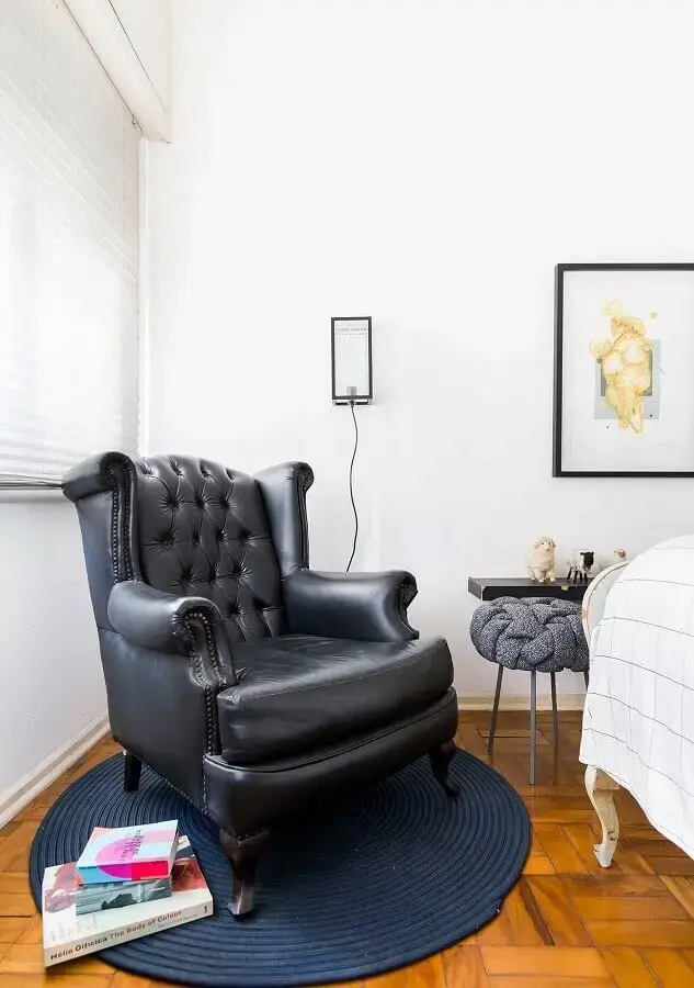Decoração de quarto branco com poltrona confortável capitonê preta Decoração de quarto branco com poltrona confortável capitonê preta Foto Histórias de Casa