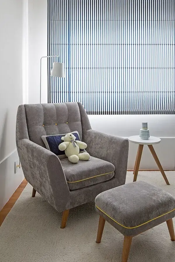 Decoração de quarto branco com poltrona confortável com puff cinza Decoração de quarto branco com poltrona confortável com puff cinza Foto Karen Pisacane