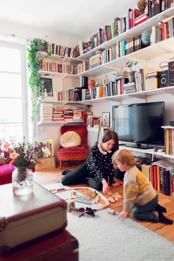 Decoração de sala com estante de canto e acima da TV Decoração de sala com estante de canto e acima da TV