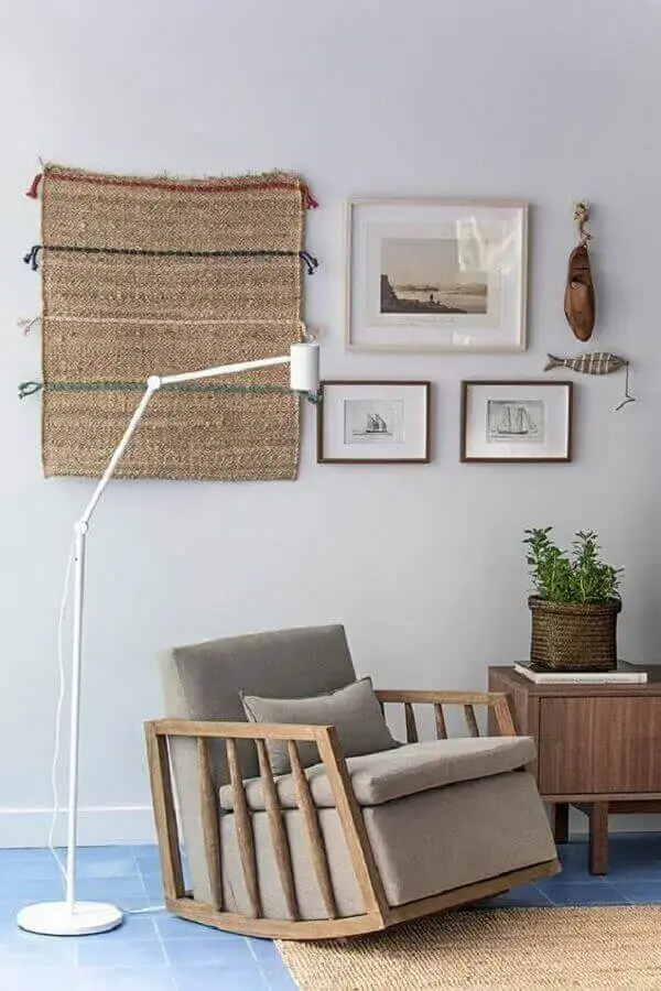 Decoração de sala com luminária de chão e poltrona pequena confortável de balanço Decoração de sala com luminária de chão e poltrona pequena confortável de balanço Foto Cacau Ribeiro Interiores