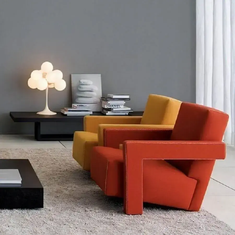 Decoração de sala de estar cinza com poltronas confortáveis e modernas Decoração de sala de estar cinza com poltronas confortáveis e modernas Foto Montacasa