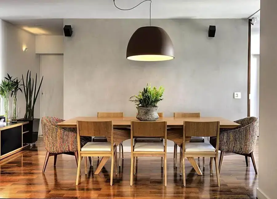 Decoração de sala de jantar com parede de cimento queimado e poltrona confortável Decoração de sala de jantar com parede de cimento queimado e poltrona confortável Foto Pinterest
