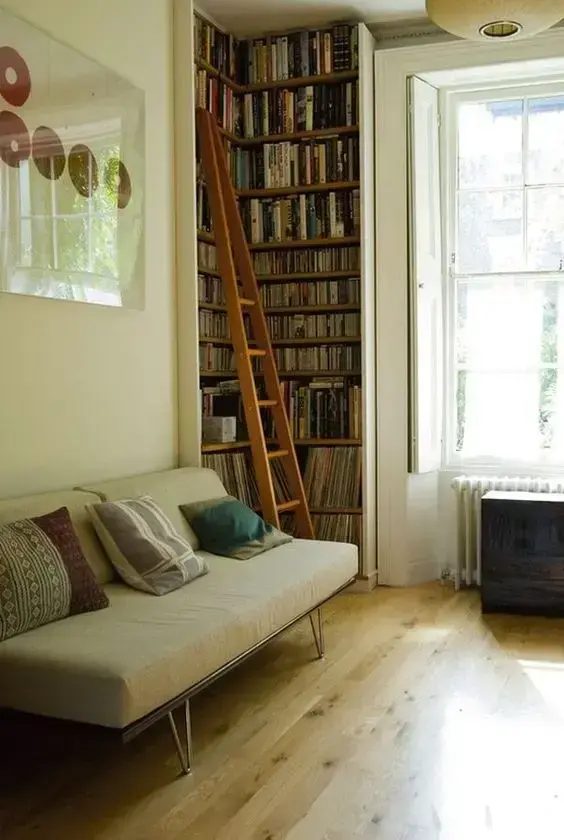 Decoração de sala pequena com estante de canto para livros, cds e discos de vinil Decoração de sala pequena com estante de canto para livros, cds e discos de vinil