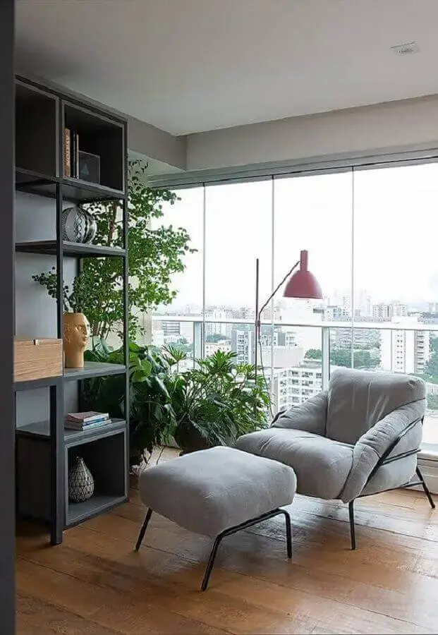 Decoração de varanda com luminária cor de rosa e poltrona confortável com puff cinza Decoração de varanda com luminária cor de rosa e poltrona confortável com puff cinza Foto Jeito de Casa