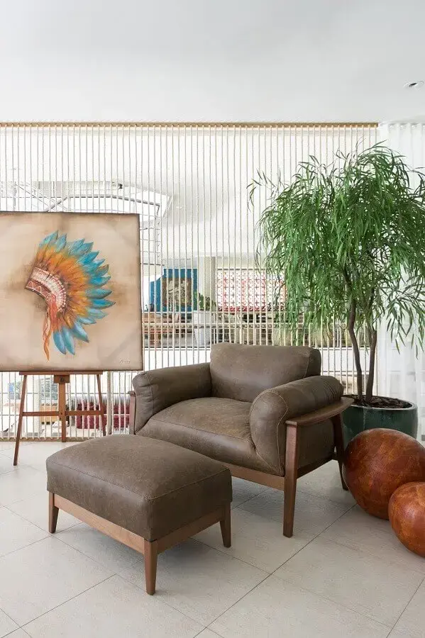 Decoração de varanda com vaso de chão grande e poltrona confortável com puff Decoração de varanda com vaso de chão grande e poltrona confortável com puff Foto Art Ville Móveis