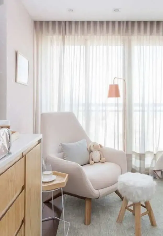 Decoração em cores claras para quarto de bebê com poltrona confortável Decoração em cores claras para quarto de bebê com poltrona confortável Foto Casa de Valentina