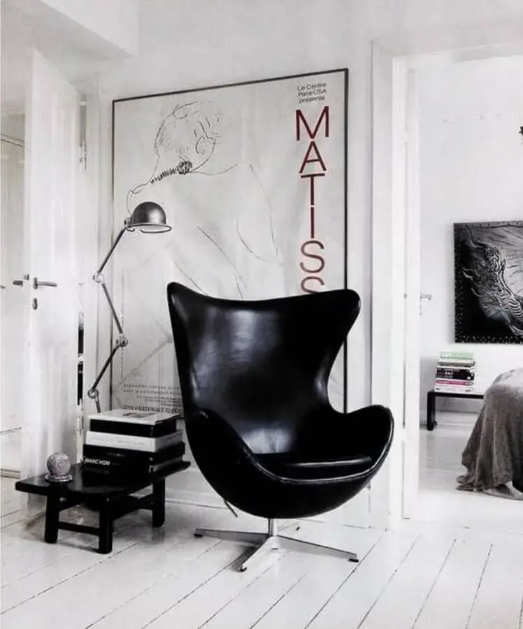 Decoração minimalista para sala branca com poltrona confortável preta Decoração minimalista para sala branca com poltrona confortável preta Foto Casa de Valentina