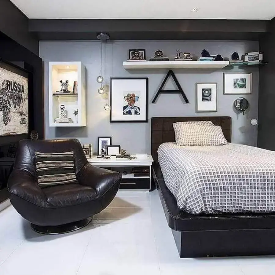 Decoração moderna com poltrona confortável para quarto de solteiro cinza e preto Decoração moderna com poltrona confortável para quarto de solteiro cinza e preto Foto Pinterest