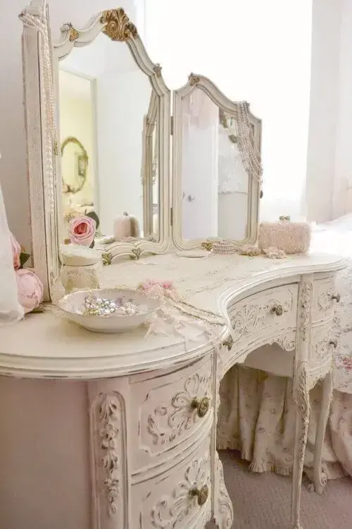 Decoração para quarto com móveis vintage e delicados