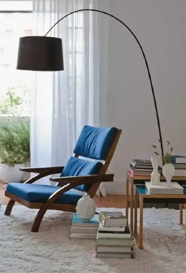Decoração simples com luminária de piso e poltrona confortável para leitura Decoração simples com luminária de piso e poltrona confortável para leitura Foto Casa de Valentina
