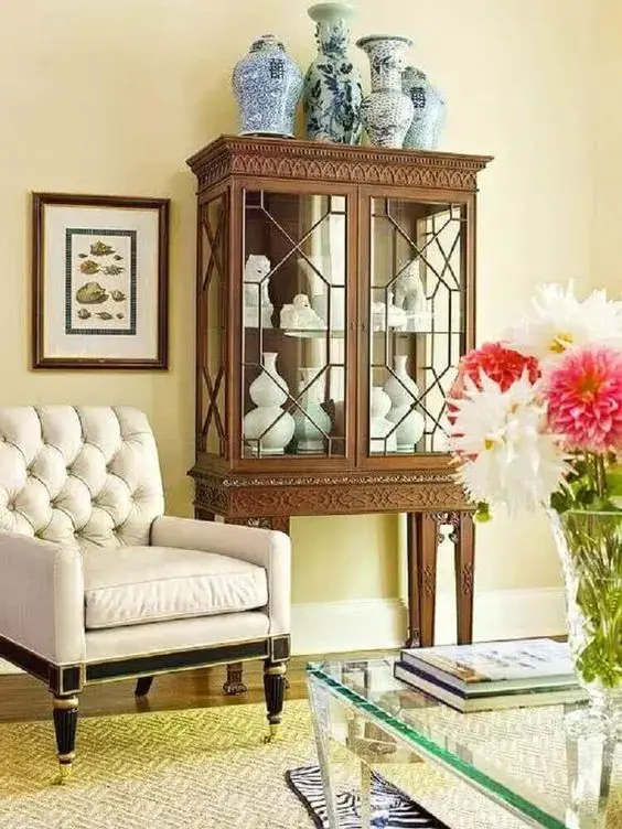 Decoração com móveis vintage para sala de estar com cristaleira e poltrona