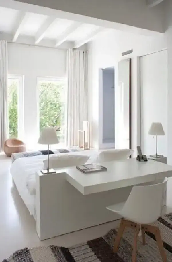 Decoração minimalista com escritório pequeno no quarto. Foto: Trende Decor