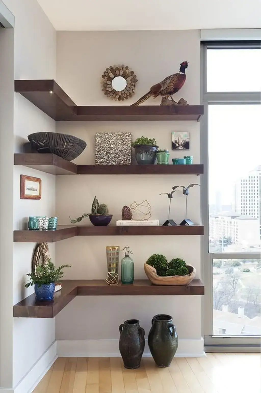 Estante de canto com enfeites e plantas para decoração rustica Estante de canto com enfeites e plantas para decoração rustica